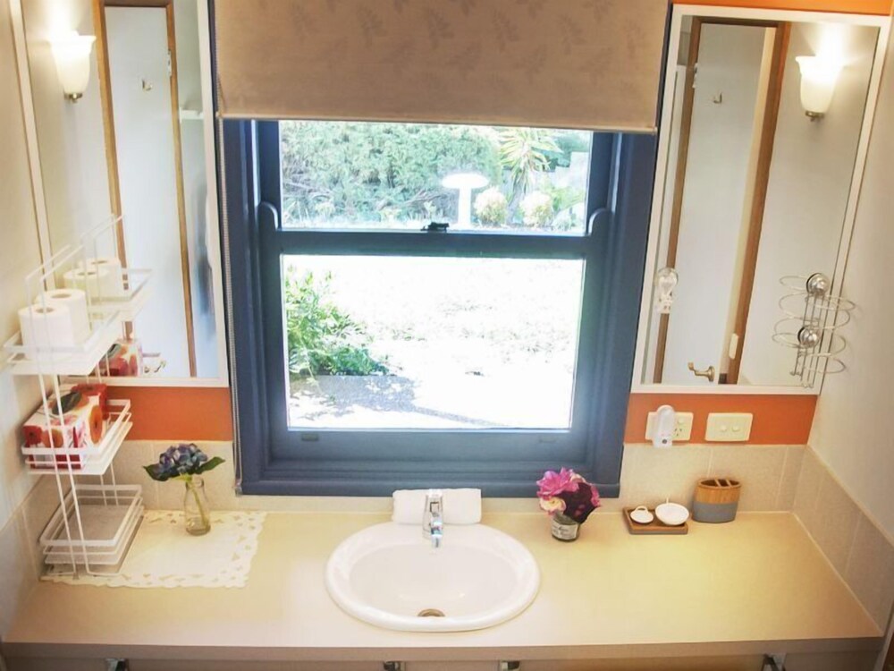 Artee House - A Bright Escape