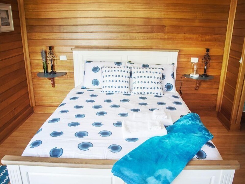 Artee House - A Bright Escape