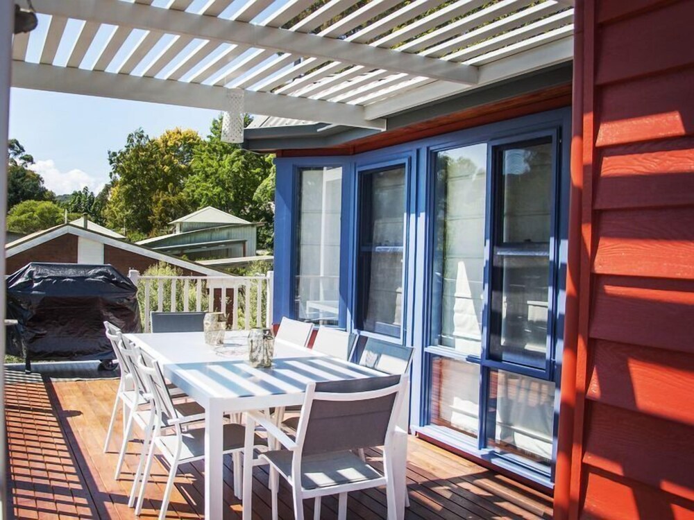 Artee House - A Bright Escape