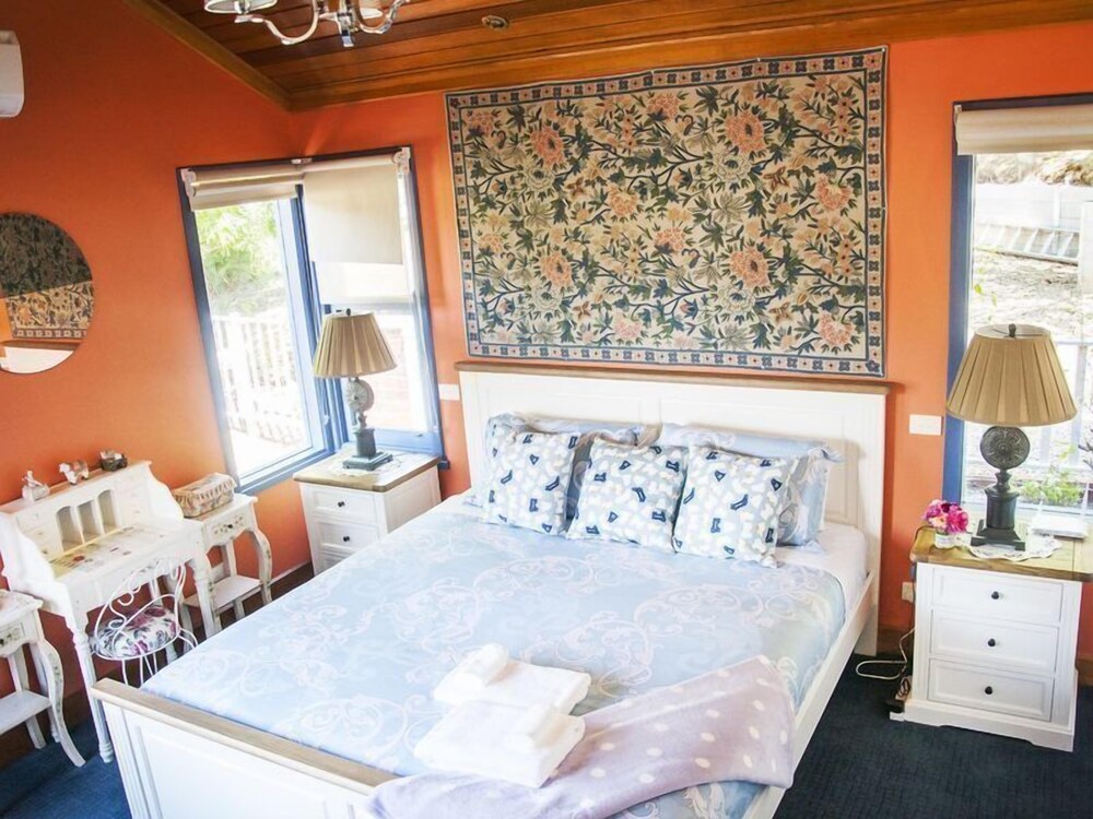 Artee House - A Bright Escape