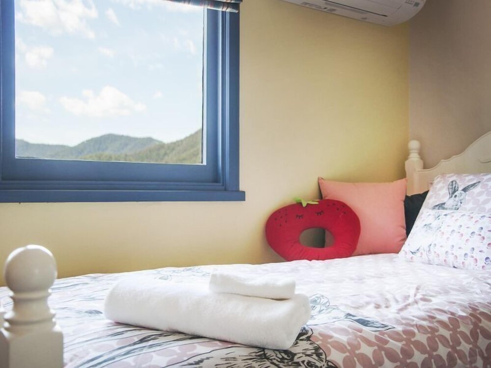 Artee House - A Bright Escape
