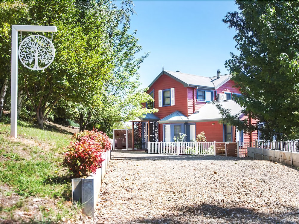 Artee House - A Bright Escape