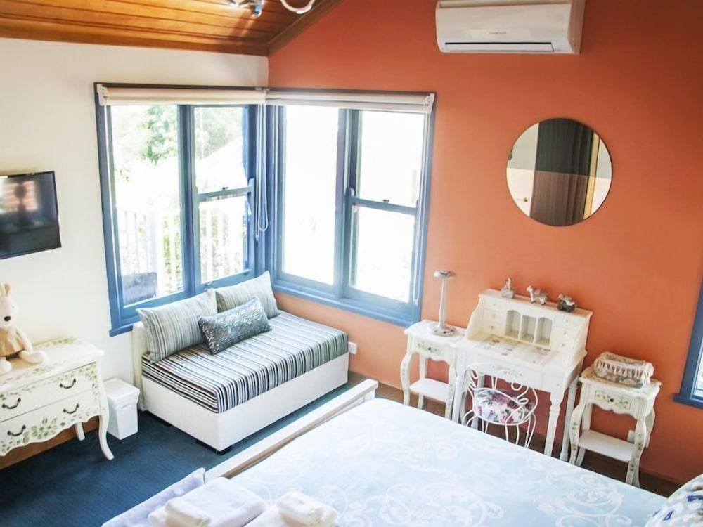 Artee House - A Bright Escape