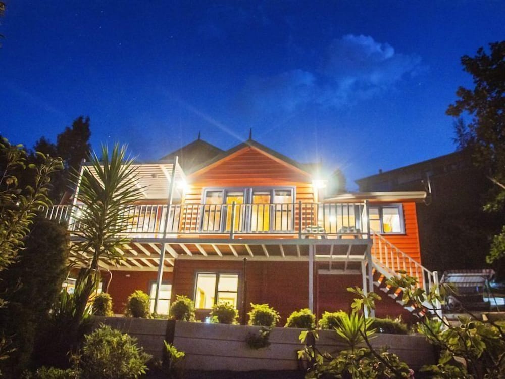 Artee House - A Bright Escape