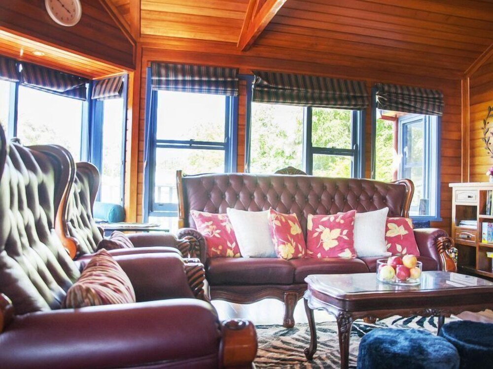 Artee House - A Bright Escape