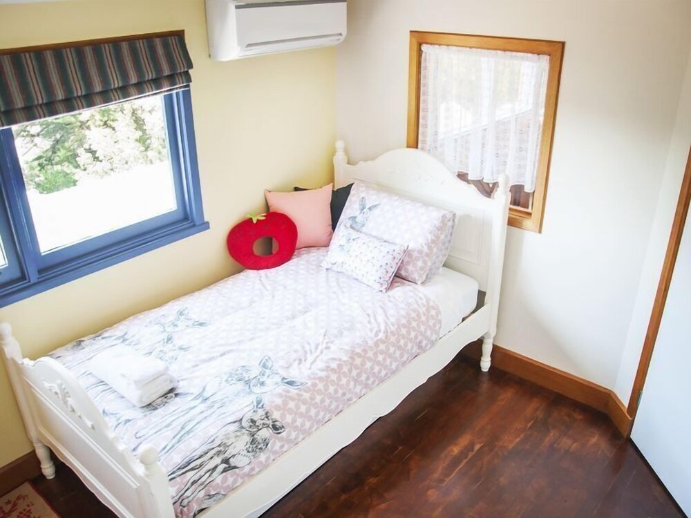 Artee House - A Bright Escape