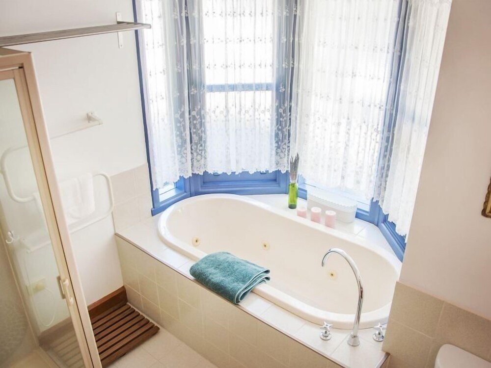 Artee House - A Bright Escape