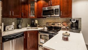 Full-sized fridge, microwave, oven, hob