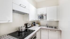 Grand réfrigérateur, micro-ondes, four, fourneau de cuisine
