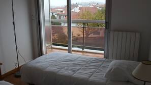 1 chambre, bureau, fer et planche à repasser, lits bébés (en supplément)