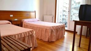 Escritorio, cortinas opacas, wifi gratis