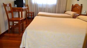 Escritorio, cortinas opacas, wifi gratis