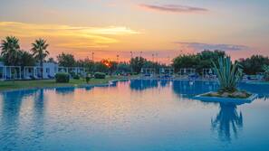 Una piscina al aire libre de temporada, una piscina con borde infinito