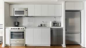 Full-sized fridge, microwave, oven, hob