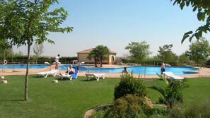 Una piscina al aire libre de temporada