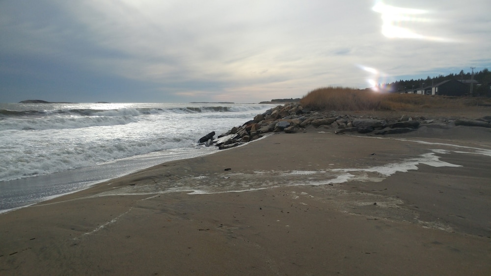 Driftwood Oceanfront Cottage at Popham Beach Spectacular views from