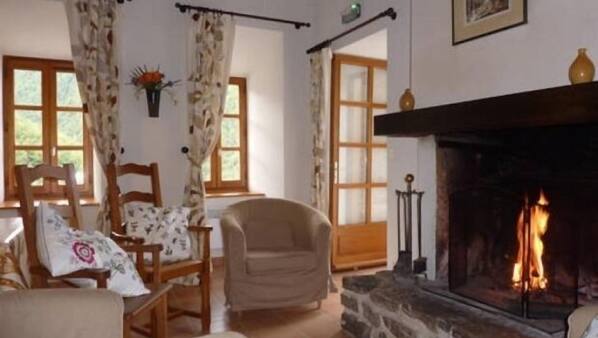 Una televisión, una chimenea