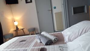 Bureau, fer et planche à repasser sur demande, lits bébé (gratuits)
