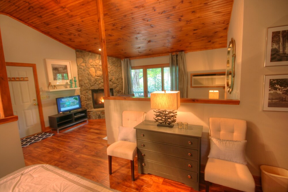 Renovated Cottage in Yonahlossee Resort, Minutes to Boone and Blowing Rock, NC