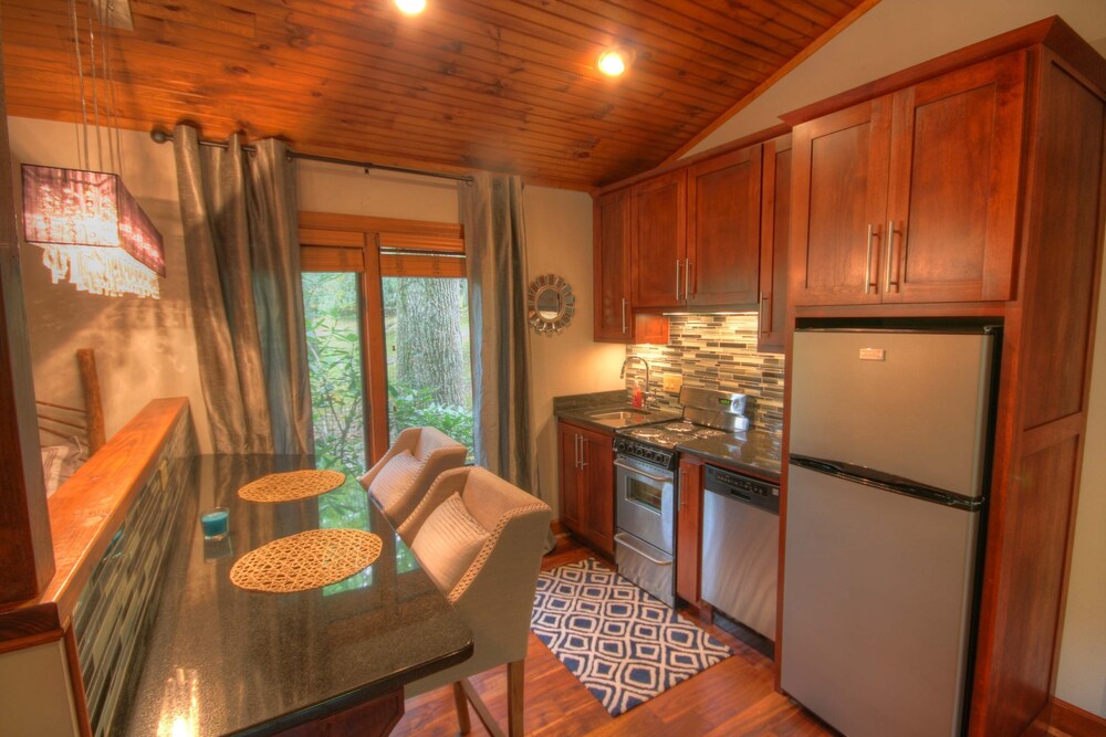 Renovated Cottage in Yonahlossee Resort, Minutes to Boone and Blowing Rock, NC