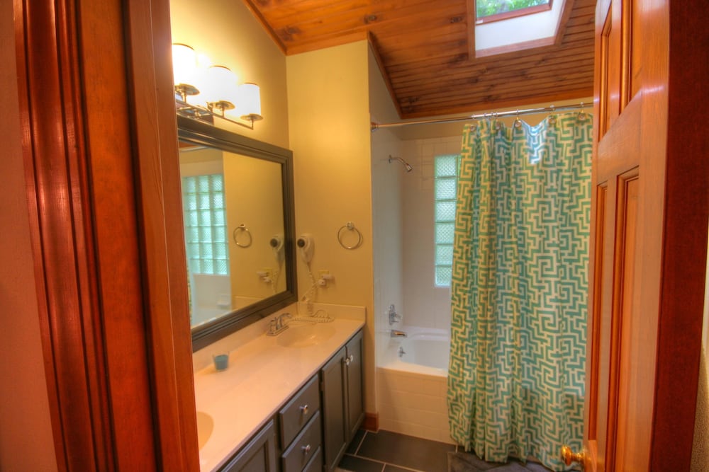 Renovated Cottage in Yonahlossee Resort, Minutes to Boone and Blowing Rock, NC