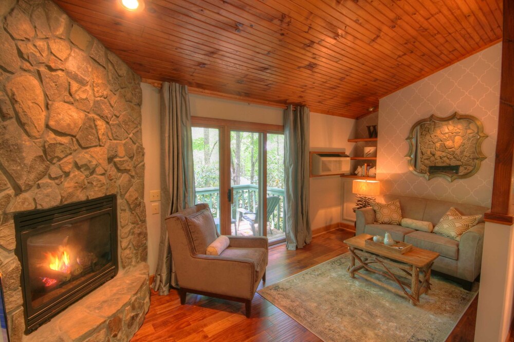 Renovated Cottage in Yonahlossee Resort, Minutes to Boone and Blowing Rock, NC