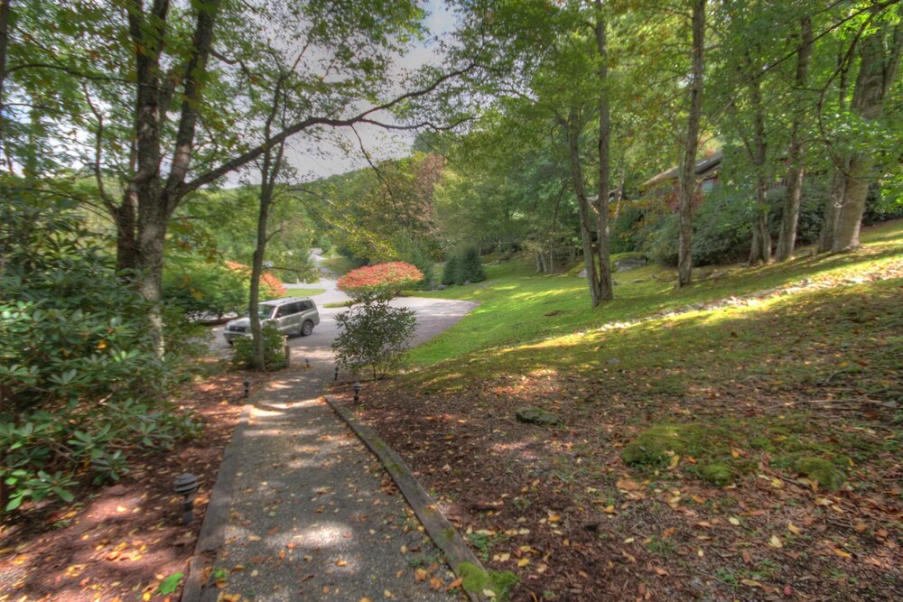 Renovated Cottage in Yonahlossee Resort, Minutes to Boone and Blowing Rock, NC