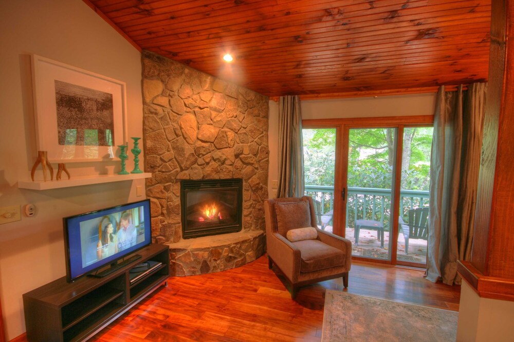 Renovated Cottage in Yonahlossee Resort, Minutes to Boone and Blowing Rock, NC