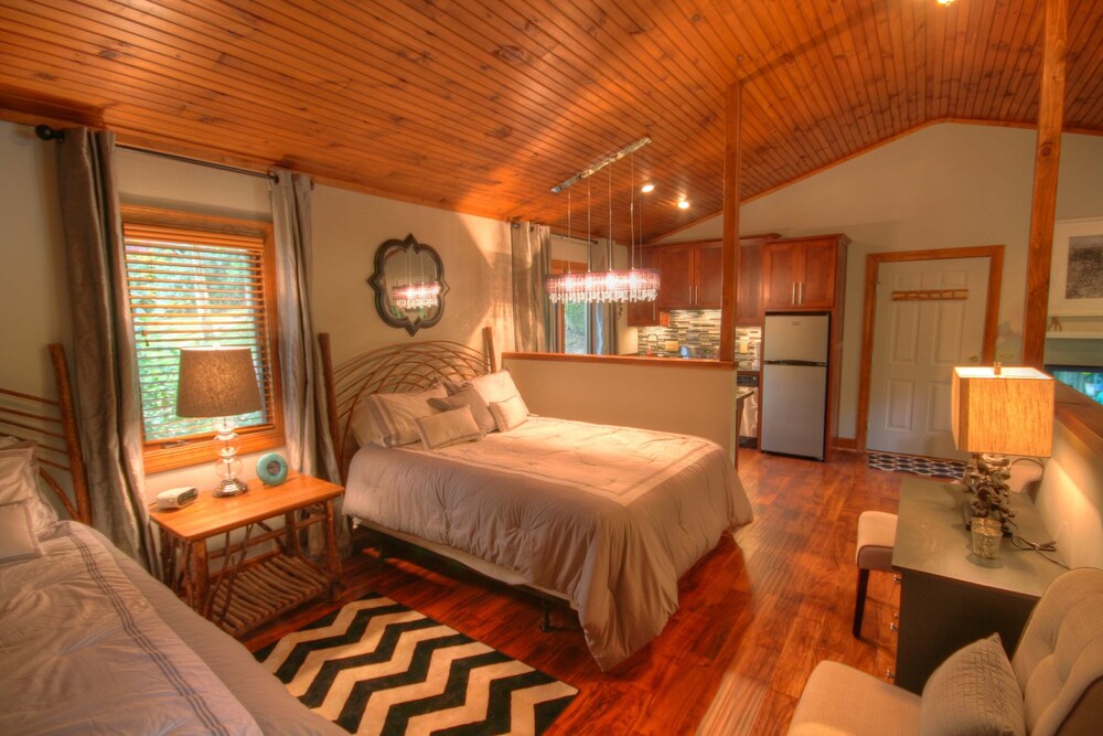 Renovated Cottage in Yonahlossee Resort, Minutes to Boone and Blowing Rock, NC