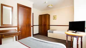 Premium bedding, desk, iron/ironing board, free WiFi