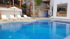Una piscina al aire libre