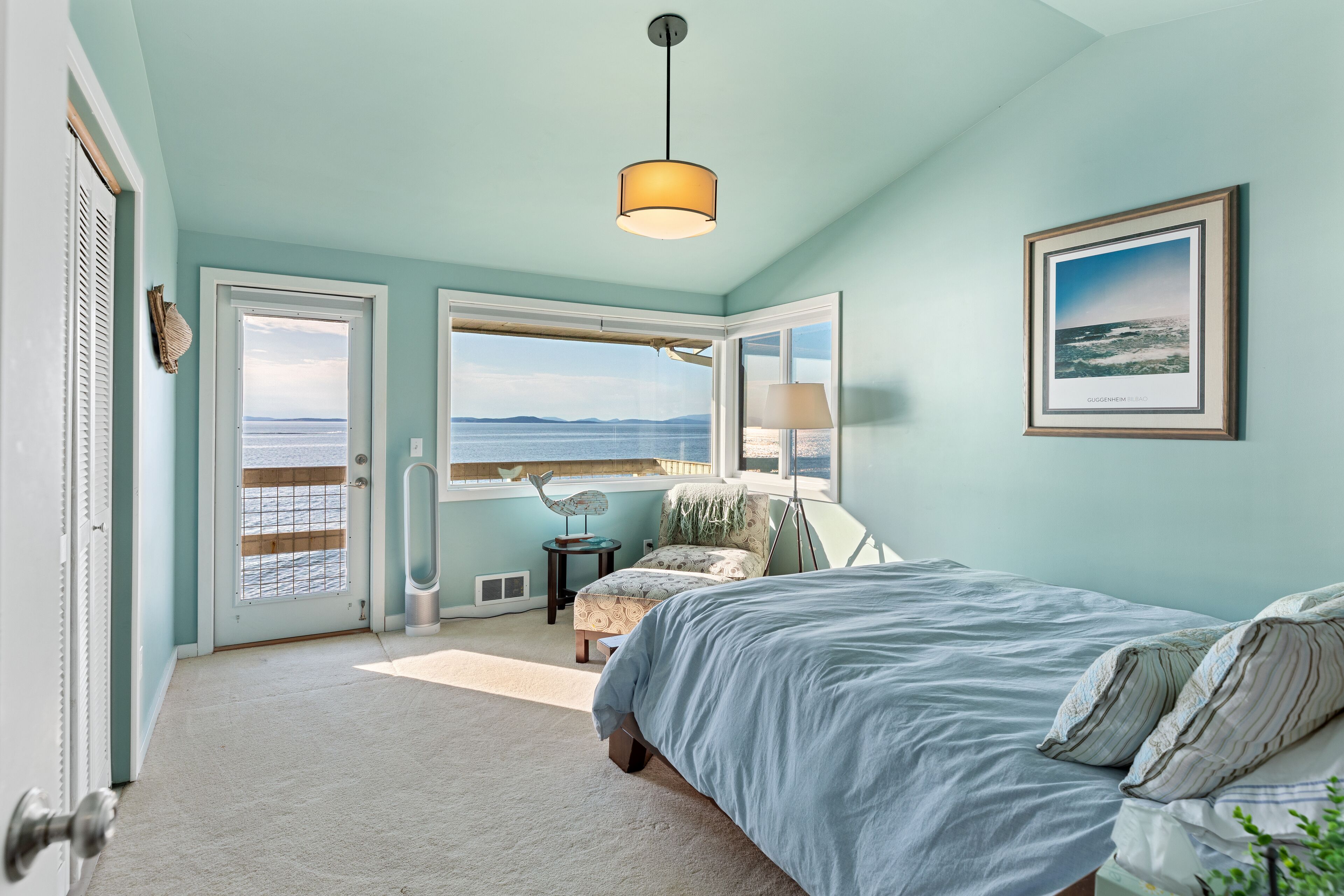 West Beach House - low bank waterfront, with 1 GB WIFI, WFH - NEW hot tub! in Oak Harbor, United States