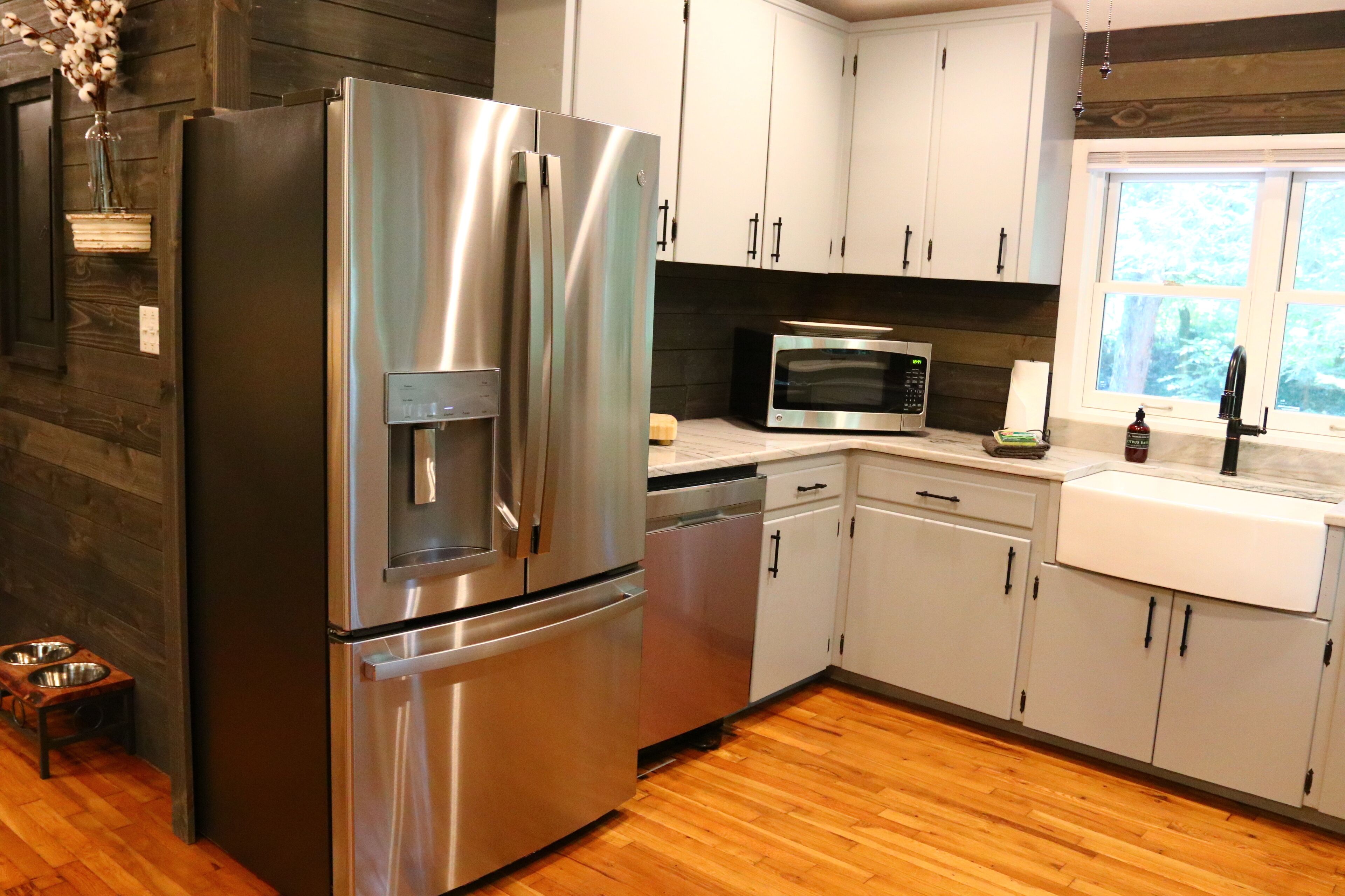 Hidden Gem, 30 ft from Creek, Hot Tub, Outdoor Fire Pit, Fireplace, Pet  Friendly: Precios, promociones y comentarios | Expedia.com