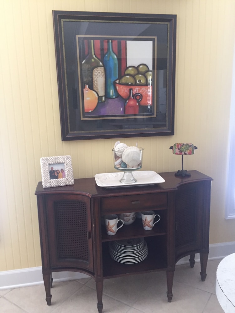 Adorable Beach Cottage. Full size swimming pool. St. Island Vrbo