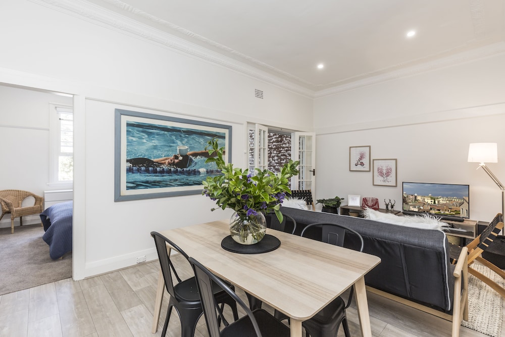 Charming Beachside Art Deco Apartment In Sydney Hotel Rates Featured Image