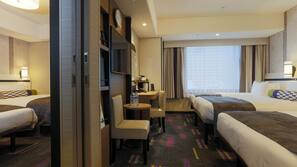 Down comforters, in-room safe, desk, blackout drapes