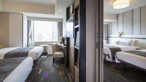 Down comforters, in-room safe, desk, blackout drapes