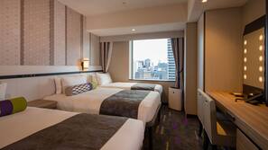 Down comforters, in-room safe, desk, blackout drapes
