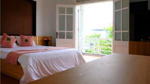 Minibar, desk, free WiFi