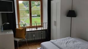 Schreibtisch, Verdunkelungsvorhänge, kostenloses WLAN