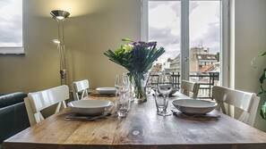 2 Schlafzimmer, individuell dekoriert, individuell eingerichtet