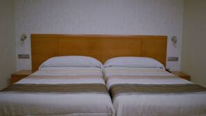Escritorio, cortinas opacas, tabla de planchar con plancha y wifi gratis