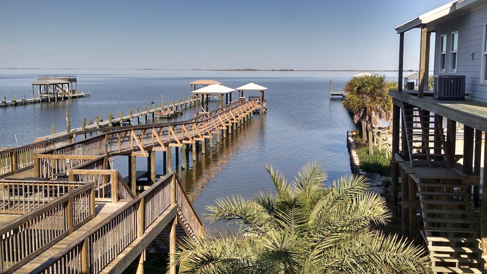 Lake Catherine Camp House with fishing pier, private launch, & sandy