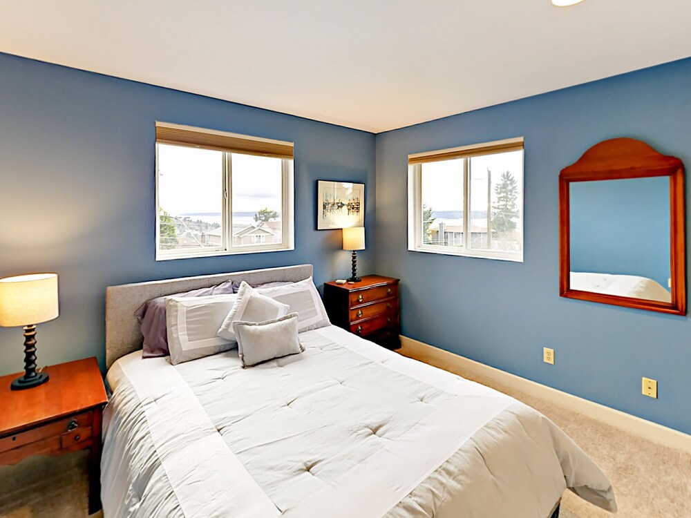 2 bedroom hotel seattle bedrooms balcony 4126 sw thistle st home guestroom 4126 home bedrooms 25 bathrooms in seattle 2 bedroom hotel seattle bedrooms balcony 4126 sw thistle st home guestroom 4126 home bedrooms 25 bathrooms in seattle