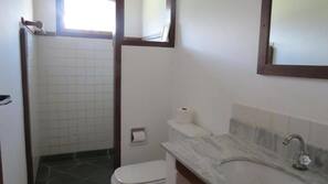 Douche, articles de toilette gratuits, sèche-cheveux