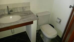 Douche, articles de toilette gratuits, sèche-cheveux