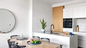 Full-sized fridge, microwave, oven, hob