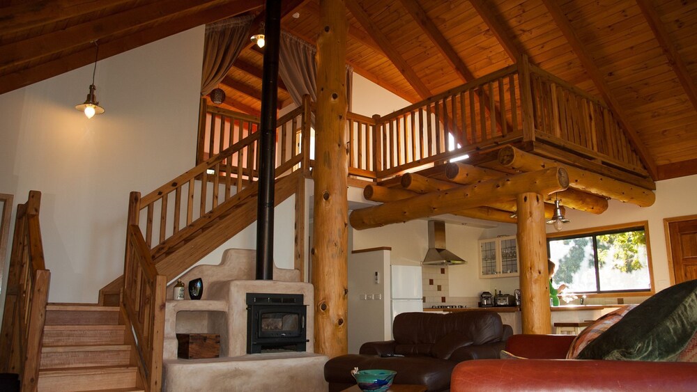 Red Earth Lodge secluded bushland setting Deals & Reviews