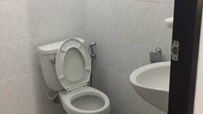 Shower, free toiletries