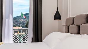 Minibar, una scrivania, tende oscuranti, ferro/asse da stiro